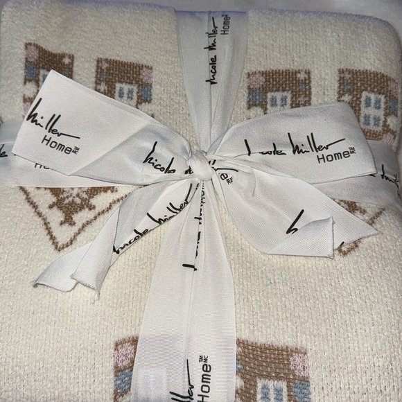 Nicole Miller Home Twin Chenille Gingerbread House Blanket NWT - Picture 8 of 8